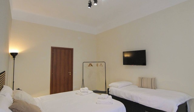Spacious apartment in Naples · Sleeps 9, 2 bathrooms, just a short walk from the train station