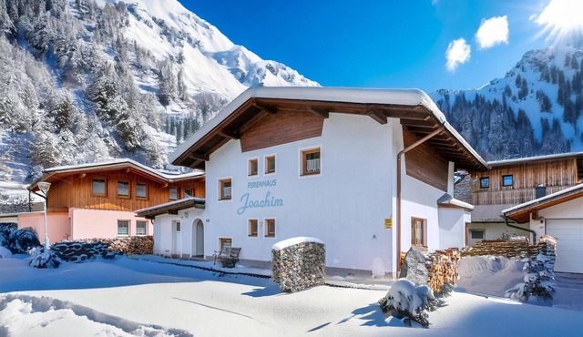 Spacious group house with lots of privacy in Längenfeld