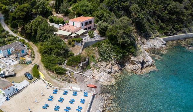 Splendid house pieds dans l'eau for 10 people on the island of Elba, Private access to the sea. in Procchio