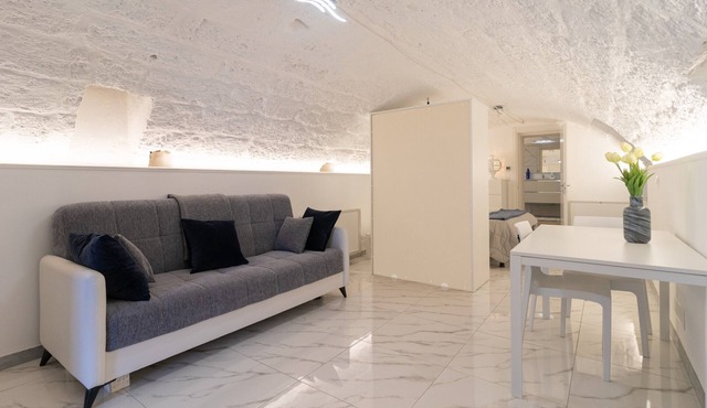 Studio Apartment 'La Porta Sul Mare- Timone' with Shared Terrace, Wi-Fi and Air Conditioning in Mola di Bari
