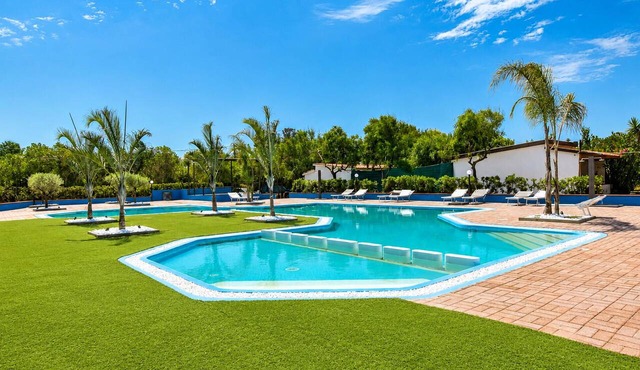 Stunning home in Nicotera Marina with outdoor swimming pool in Nicotera Marina