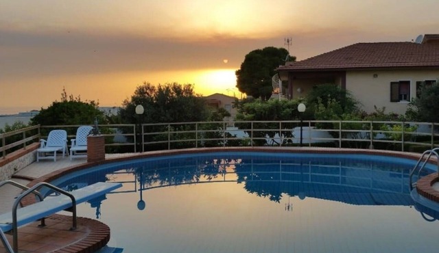 Stunning private villa for 10 guests with A/C, private pool, WIFI, TV, patio and pets allowed