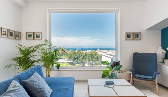 Stunning private villa for 8 people with hot tub, A/C, WIFI, TV and terrace