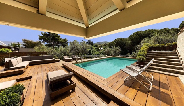 Stunning private villa with private pool, hot tub, sauna, WIFI, A/C, TV, patio, close to Sorrento