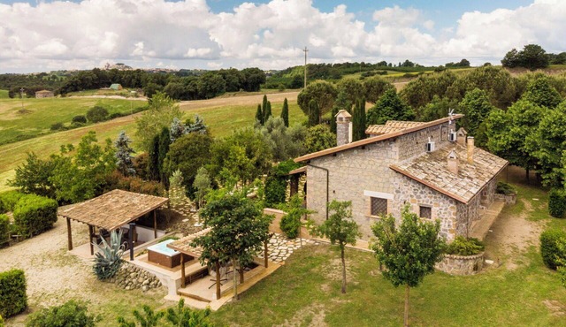 Stunning private villa for 8 people with A/C, WIFI, hot tub, TV and balcony
