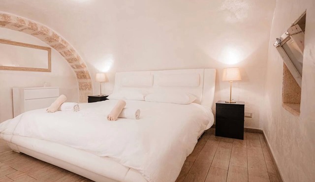 SuiteHouse78-Elegant Central Apartment with Private Garden, near Bari Old Town in Bari