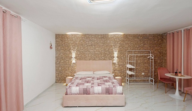 Tortora House Pink Room with Balcony, Wi-Fi and Air Conditioning