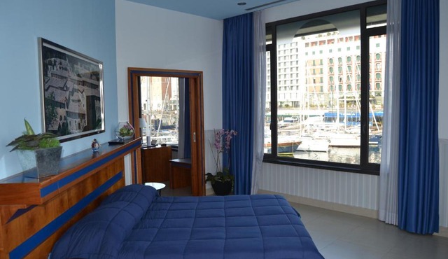 Transatlantico in Naples