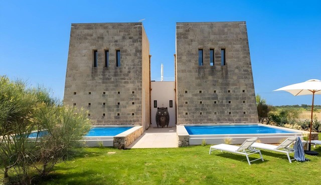 Ultra-Lux Tower Villa: Dual Pools, Near Beaches in Gallipoli