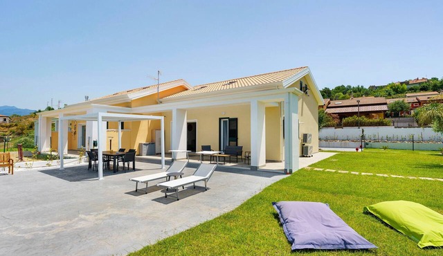 Villa 'A Casa Di Leo' with Sea View, Wi-Fi and Air Conditioning