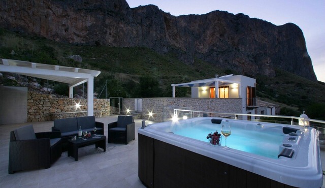 Villa Antonia Sea View | Jacuzzi | Wifi | 3 Rooms | 4 Bathrooms
