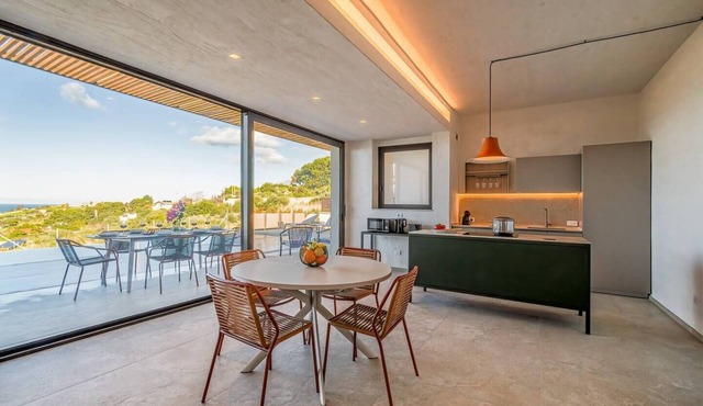 Villa Brezza: Infinity Pool with Sea View