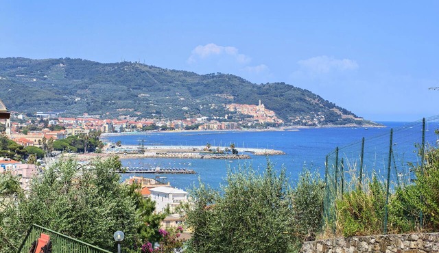 Villa 'Capo Berta View' with Sea View, Wi-Fi and Air Conditioning in Diano Marina