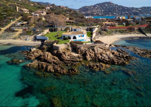 Villa Di Fiore - private villa up to 10 guests with pool sauna and gym in Geremeas