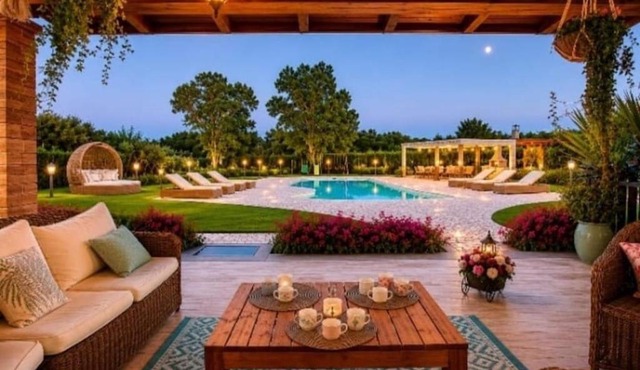 VILLA DOLORES , with a spectacular swimming pool with hydromassage and a big garden for the children - IUN S3325 in Alghero