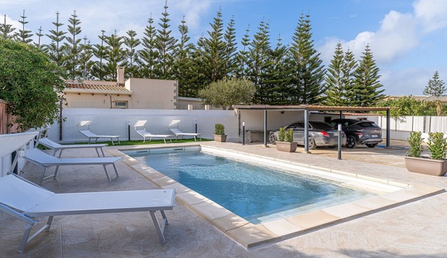 Villa 'Gardenia - Private Pool' with Sea View, Wi-Fi and Air Conditioning