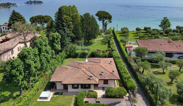 Villa Giulia- near the lake with whirlpool and private access to the beach. in Manerba del Garda