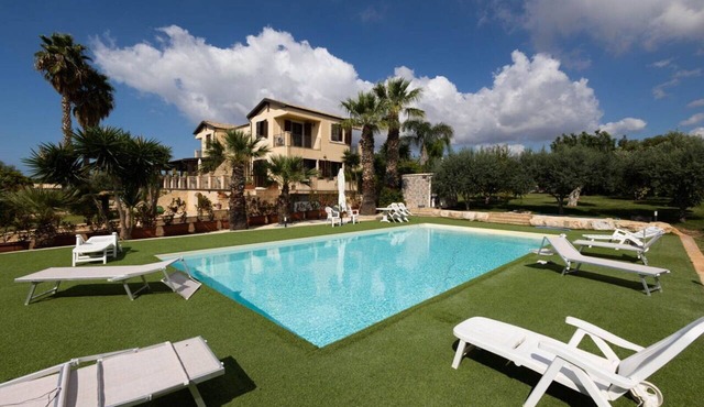 Villa in Donnalucata with 2 bedrooms sleeps 6