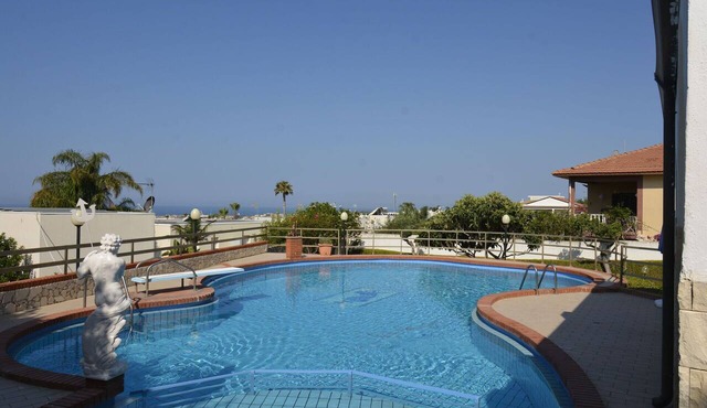 Villa in Marina Di Ragusa with 5 bedrooms sleeps 10