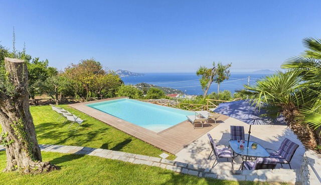 Villa Ferrara with Infinity Pool, Sea View, Parking and Garden