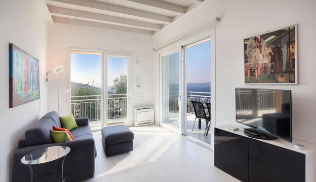 Villa Malù - APT Luisa Piscina e vista lago in Torri del Benaco