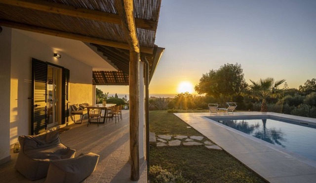 Villa moderna con piscina privata e vista mare