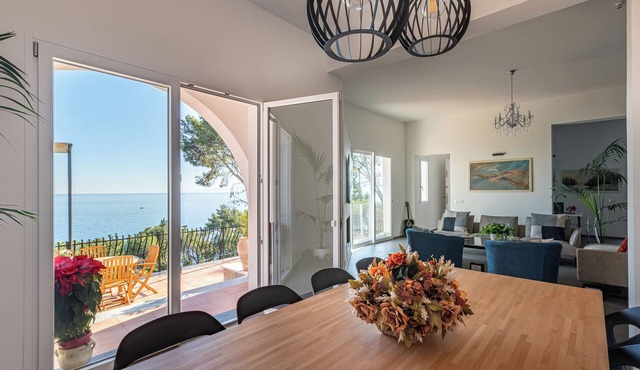 Villa Pini - by the sea with a breathtaking view; maximum rental period: 28 days