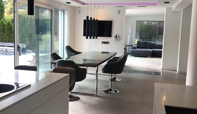 Villa + Pool for 12 people near Oktoberfest—just 5 stops by S-Bahn, 15 min. in München