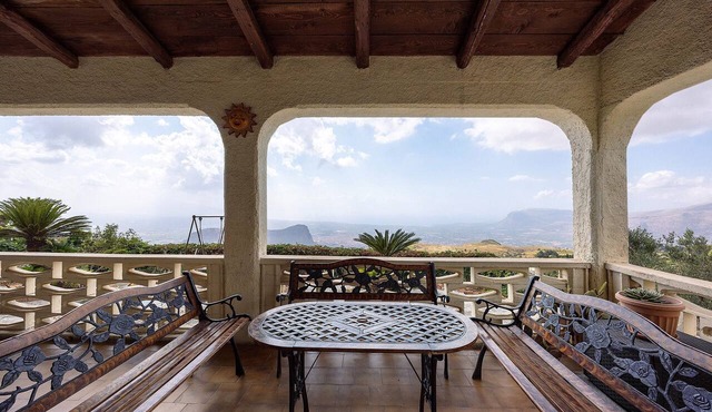 Villa 'Shanti Appartamento Rustic' with Sea View, Private Terrace and Private Garden