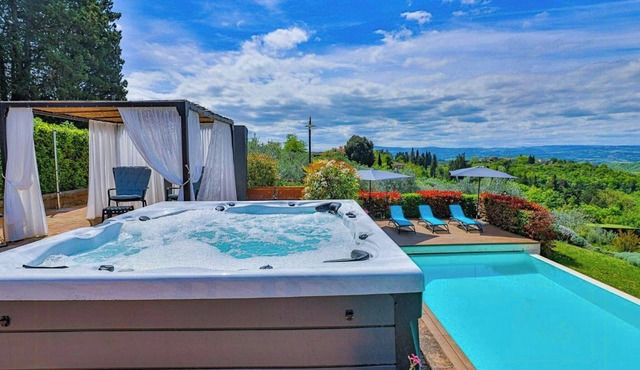 Villa with infinity pool in Tuscany in Certaldo