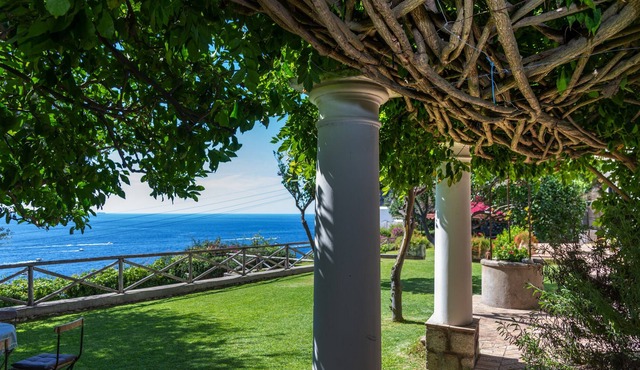 Villa with pool in Capri Town