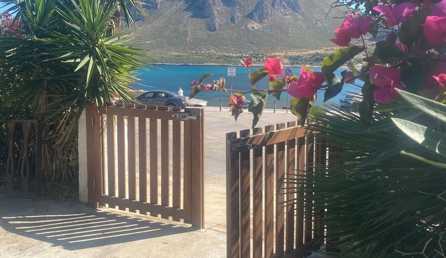 Villamare beachfront house with private garden for vacations between nature and sea