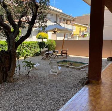 villatta con giardino a cique passi dal mare in Roseto degli Abruzzi