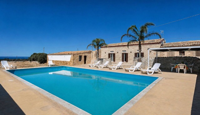 Wonderful private villa with WIFI, A/C, private pool, TV, patio, pets allowed and panoramic view