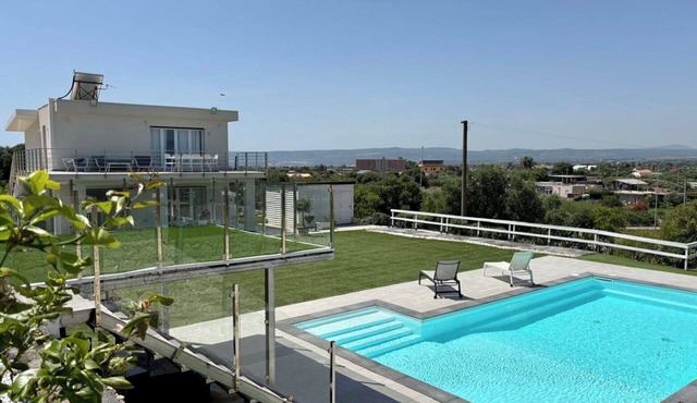 Wonderful private villa for 12 guests with WIFI, private pool, A/C, TV, patio and pets allowed