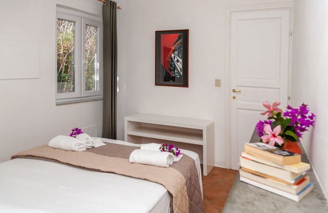 Beautiful two-room villa, right on the sea, swimming in the pool, culture and relaxation.