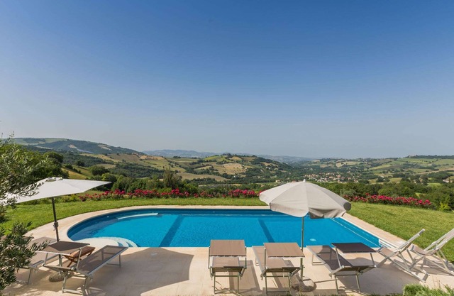 Villa Fossombrone Swimming 
