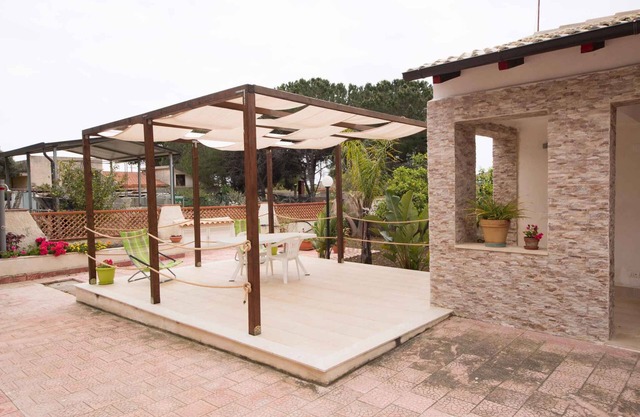 Holiday apartment with terrace near the sea