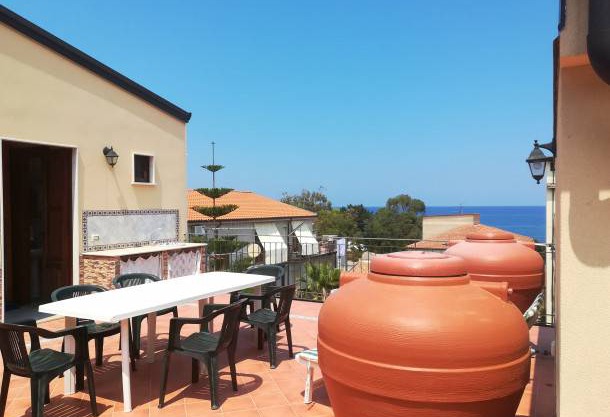 One bedroom house at Marina di Caronia, 200 m away from the beach with sea view, furnished terrace and wifi