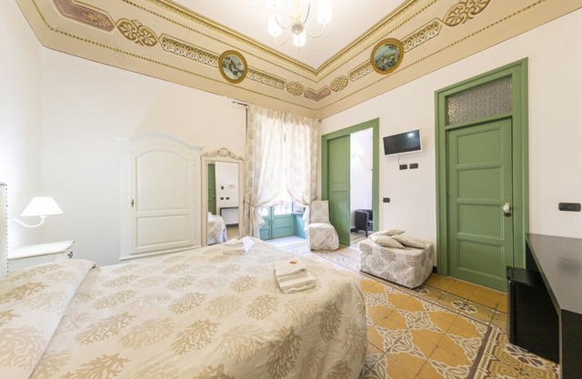 Palazzo Villelmi, triple room Dafne