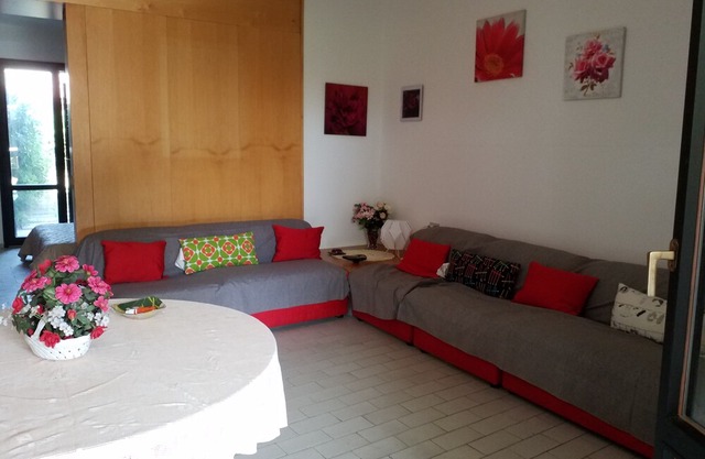 Pretty holiday home by the sea, between the Sheraton hotel and the Baia Verde hotel.