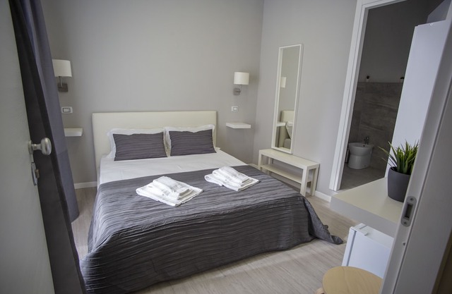 Re Carlo Rooms