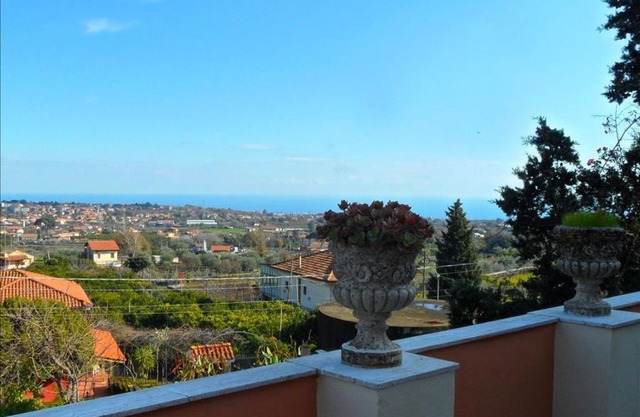 Spacious Villa Bonaccorso - Il Casale apartment in Viagrande with WiFi, private parking, private te…