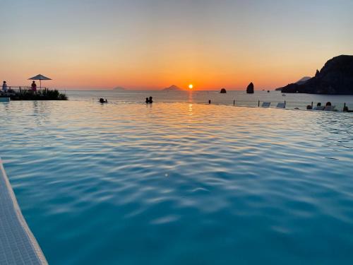 Therasia Resort Sea 