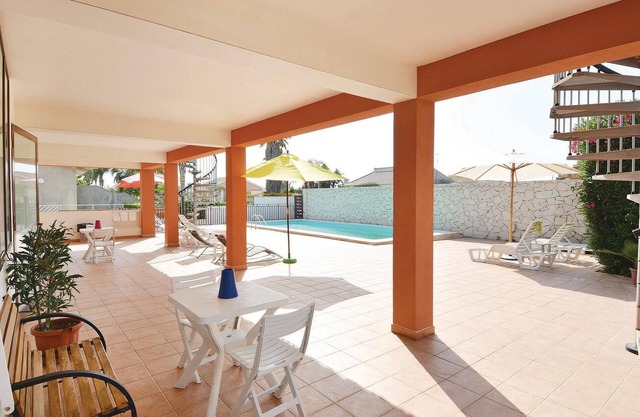 These 6 recently built, simply furnished apartments are located about 300m from the sea.