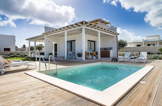 Timo, Villa for 6 People on the Sea with Pool and Jacuzzi