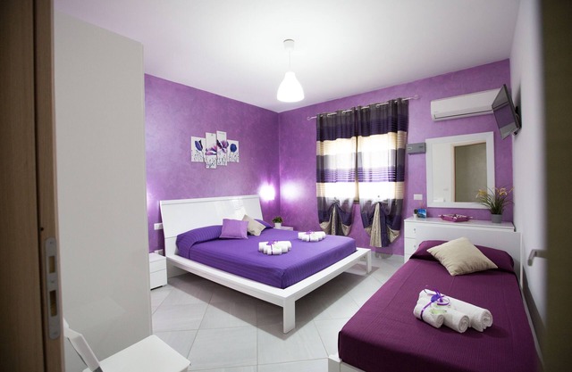 Triple room with mountain view and window