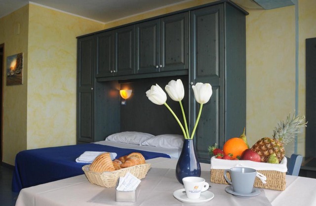 Two-room apartment a stones throw from the sea