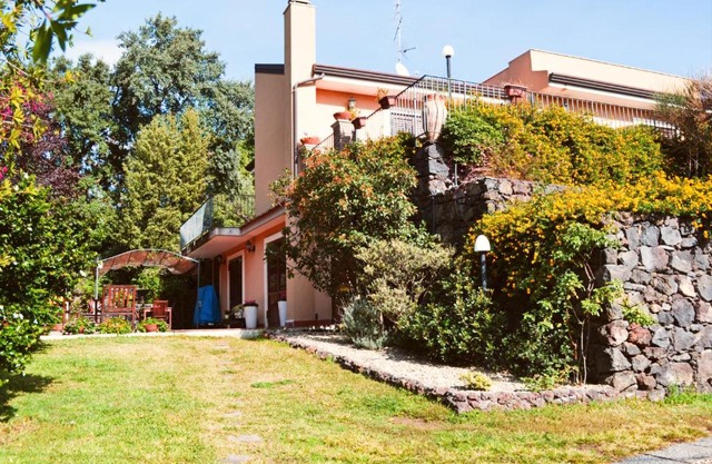 Villa Elegante a Viagrande in Sicilia vicina al Mare e Monte Etna