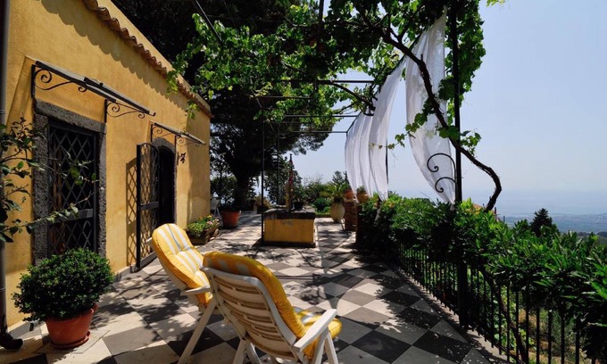 Mascali House | 130 m² House ∙ 2 bedrooms ∙ 6 guests
